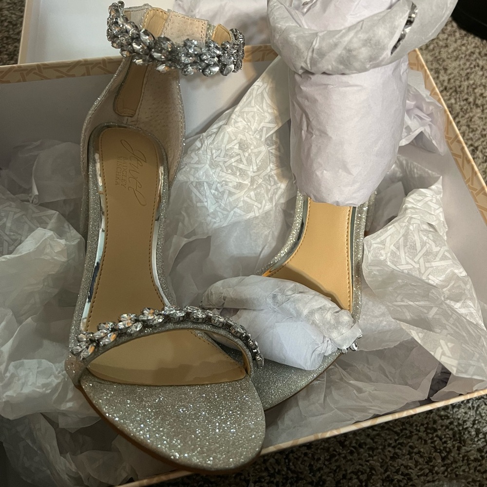 Badgley Mischka women’s Mayra heeled sandal silver glitter size 6 new